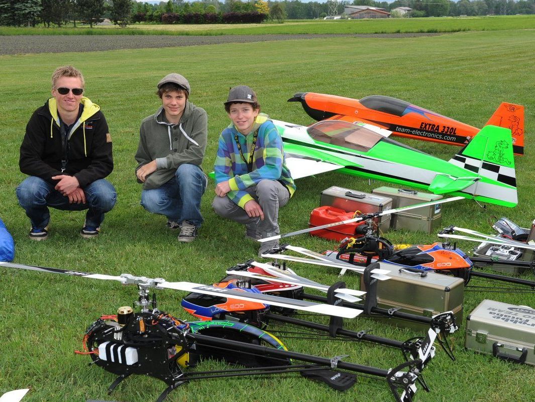 Auch Manuel, Markus und Niklas zeigten beim 30-jährigen Jubiläum ihr Können im Umgang mit ihren Flugmodellen. Auch Manuel, Markus und Niklas zeigten beim 30-jährigen Jubiläum ihr Können im Umgang mit ihren Flugmodellen.