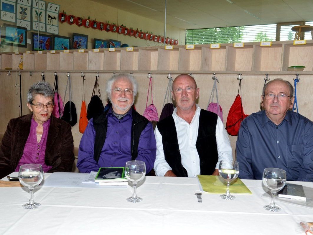 Elisabeth Marx, Ueli Bietenhader, Jack E. Griss und Adolf Vallaster (v.l.) stellten sich in den Dienst der Mundartmatinee in Mäder. Elisabeth Marx, Ueli Bietenhader, Jack E. Griss und Adolf Vallaster (v.l.) stellten sich in den Dienst der Mundartmatinee in Mäder.