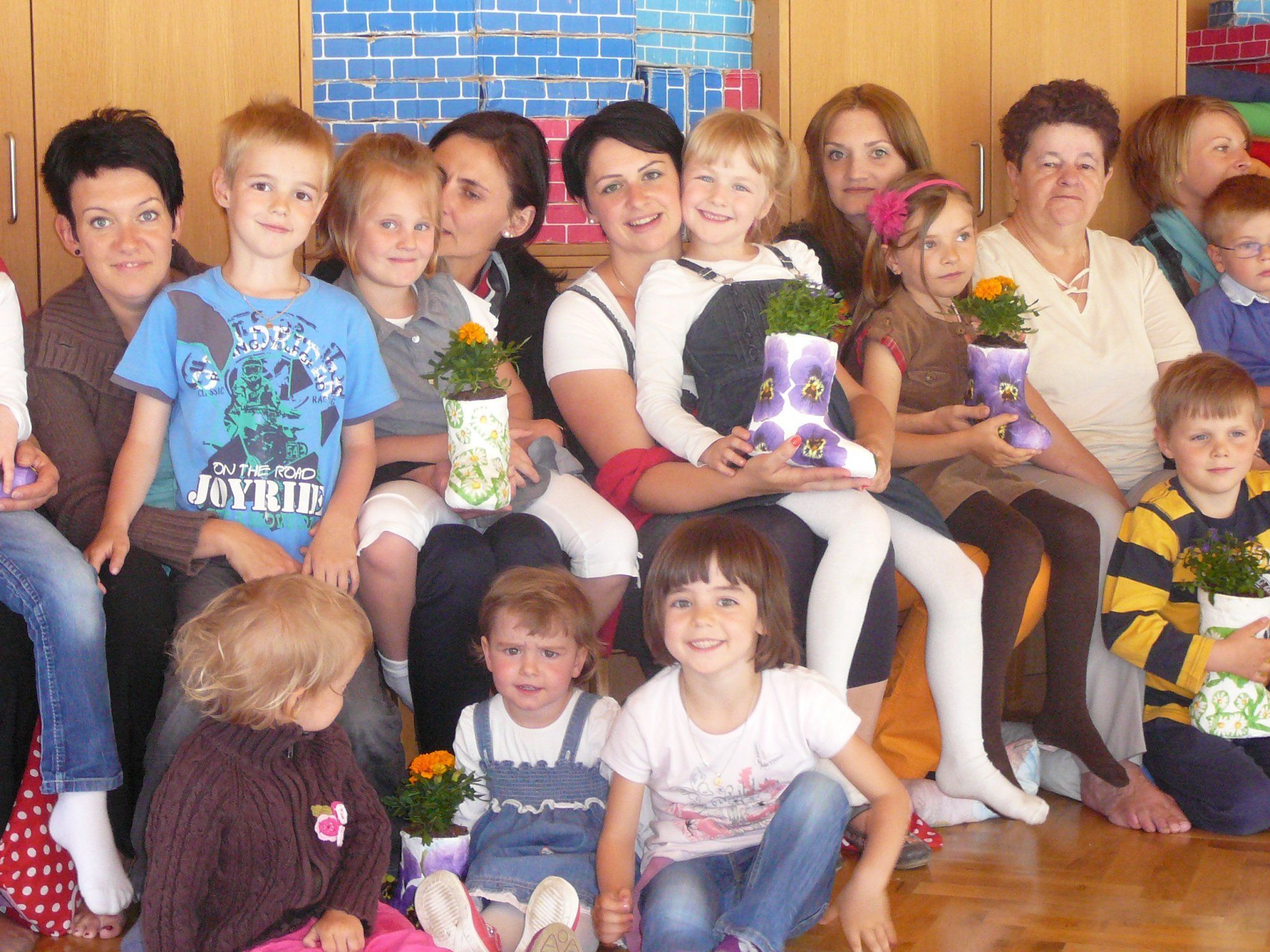 Kinder und Betreuerinnen des Kindergartens Bludenz-Mitte gestalteten eine schöne Muttertagsfeier. Kinder und Betreuerinnen des Kindergartens Bludenz-Mitte gestalteten eine schöne Muttertagsfeier.