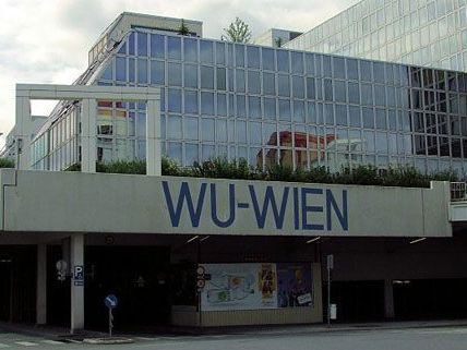 Ab dem Wintersemester 2013/2014 hebt die WU Wien wieder Studiengebühren nach alter Regelung ein. Ab dem Wintersemester 2013/2014 hebt die WU Wien wieder Studiengebühren nach alter Regelung ein.