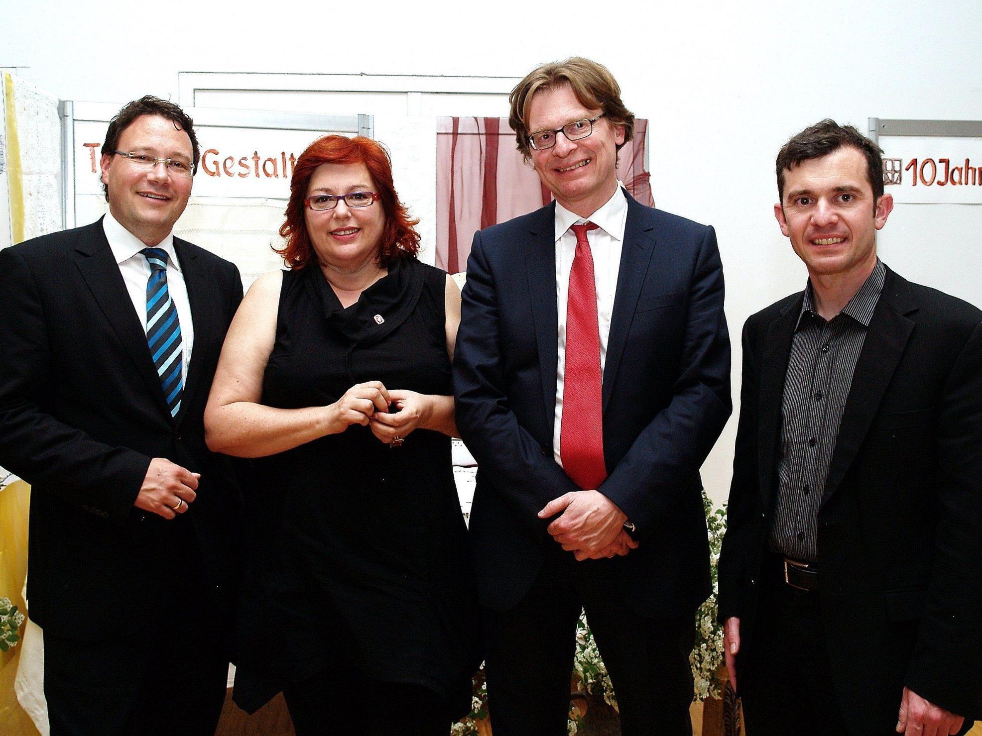 Stefan Fischnaller, Monika Willinger, Gerhard Bisovsky und Bürgermeister Martin Summer bei den Feierlichkeiten.
