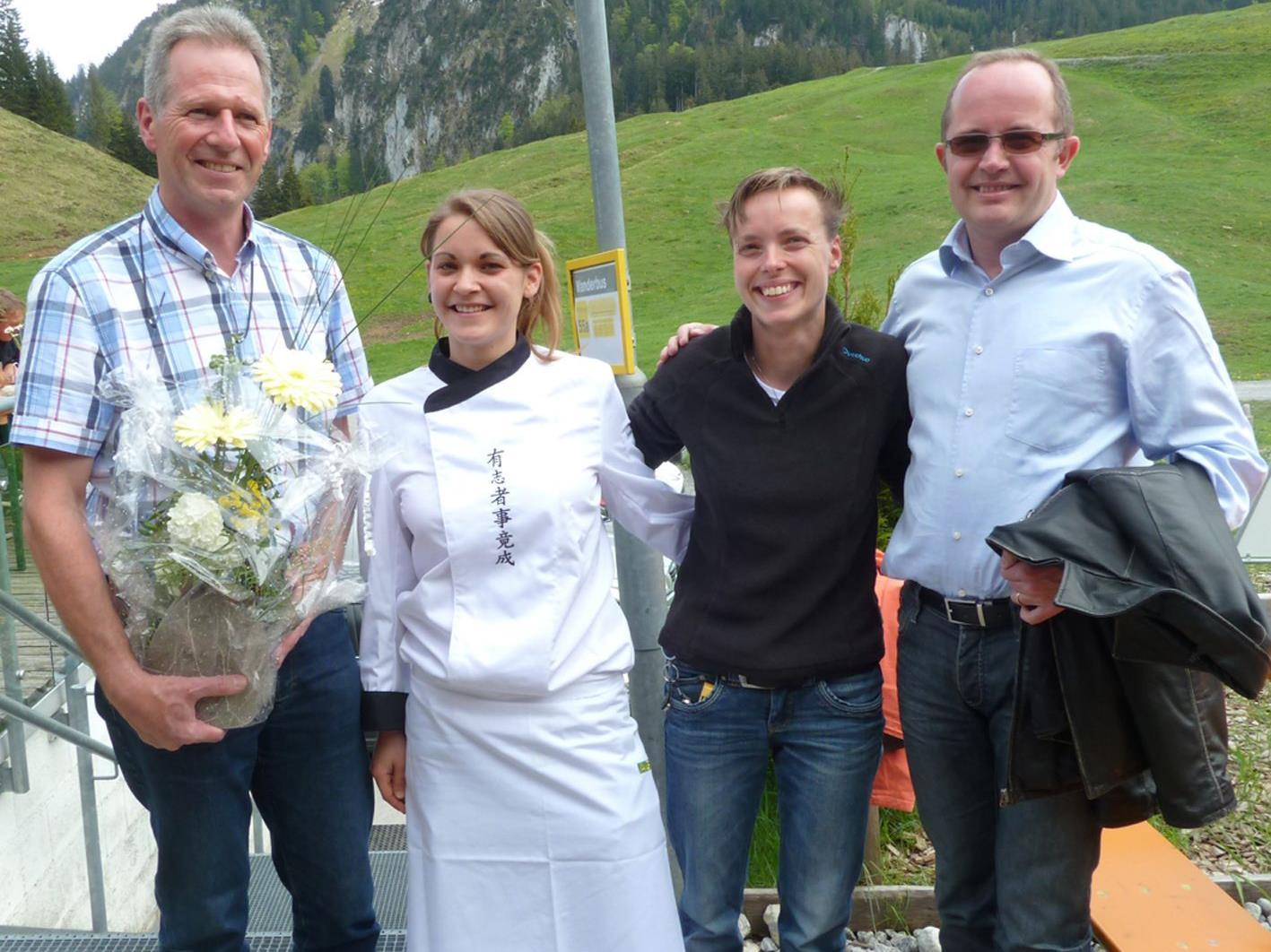 Bgm. Richard Amann und Str: Karl Dobler gratulierten  Alexandra Gorski und Tasja Eichel.