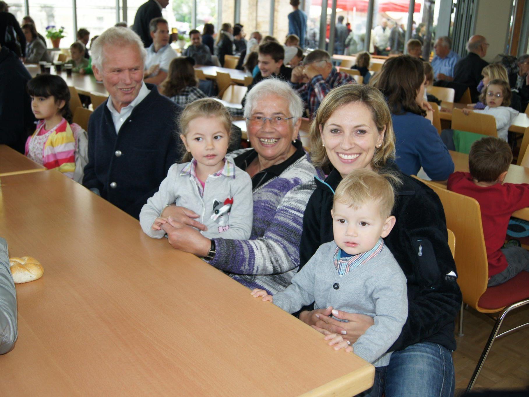 Fest im Pfarrheim: Claudia mit ihren Kindern Lisa und Tobias, Martha und Max Schwärzler.