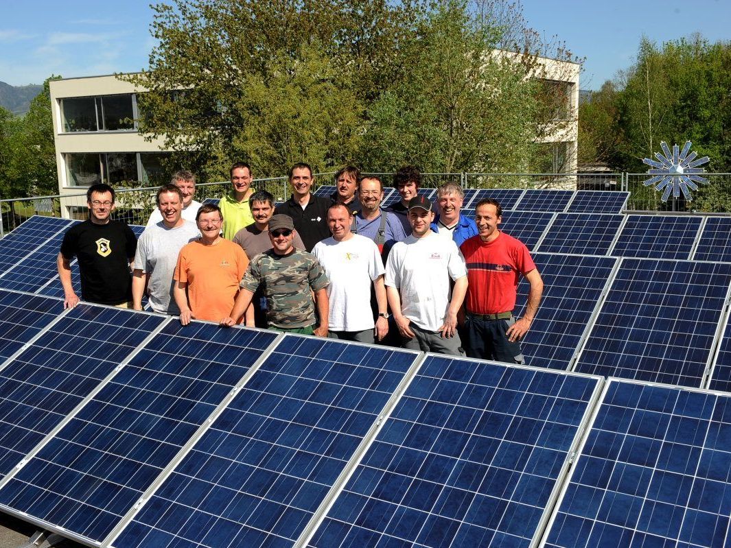 Mit ehrenamtlichem Einsatz konnte die 140 Quadratmeter große Photovoltaikanlage auf dem Dach der Turnhalle montiert werden. Mit ehrenamtlichem Einsatz konnte die 140 Quadratmeter große Photovoltaikanlage auf dem Dach der Turnhalle montiert werden.