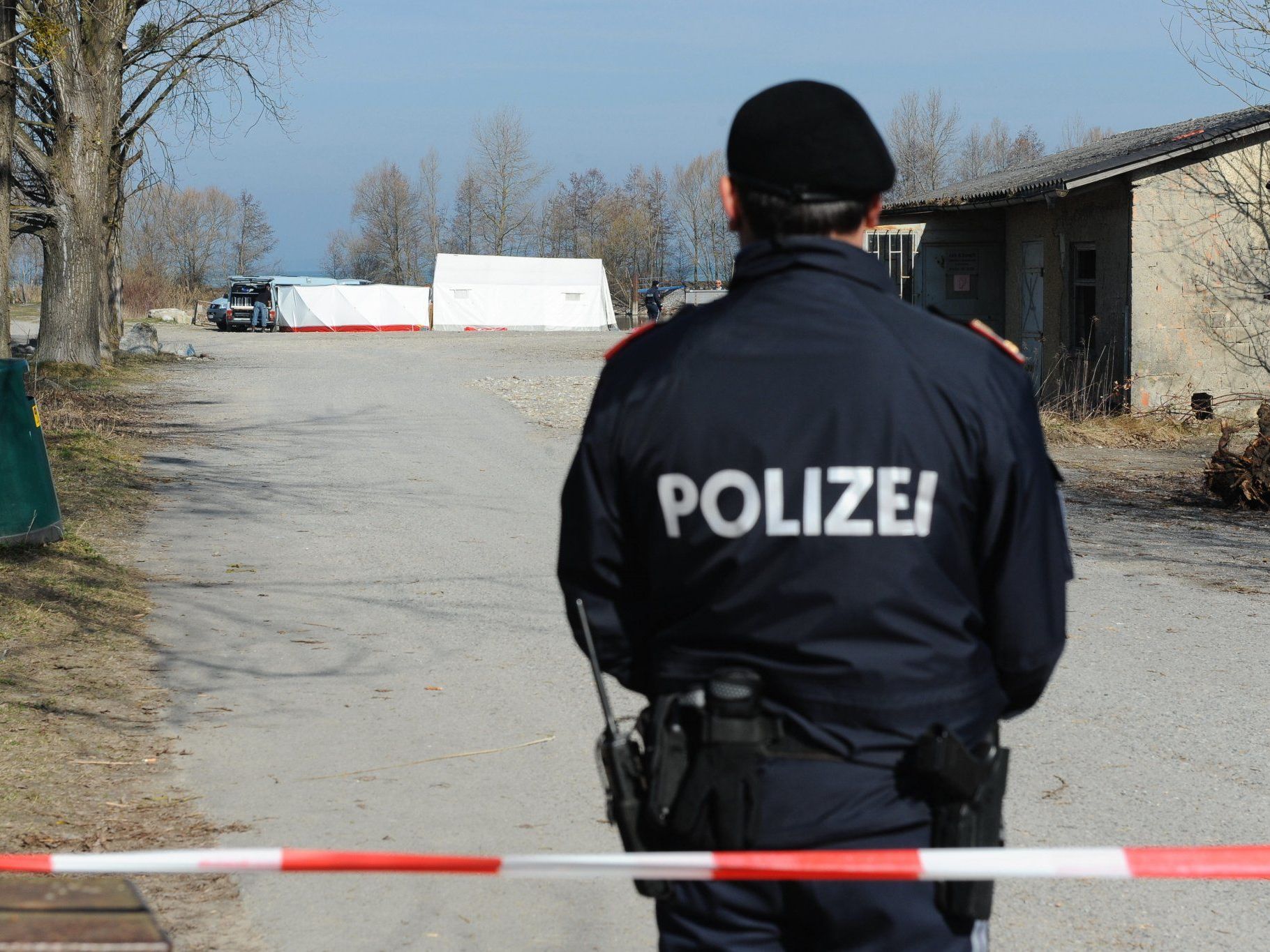 "Scherzbold" geriet an echten Polizisten. "Scherzbold" geriet an echten Polizisten.