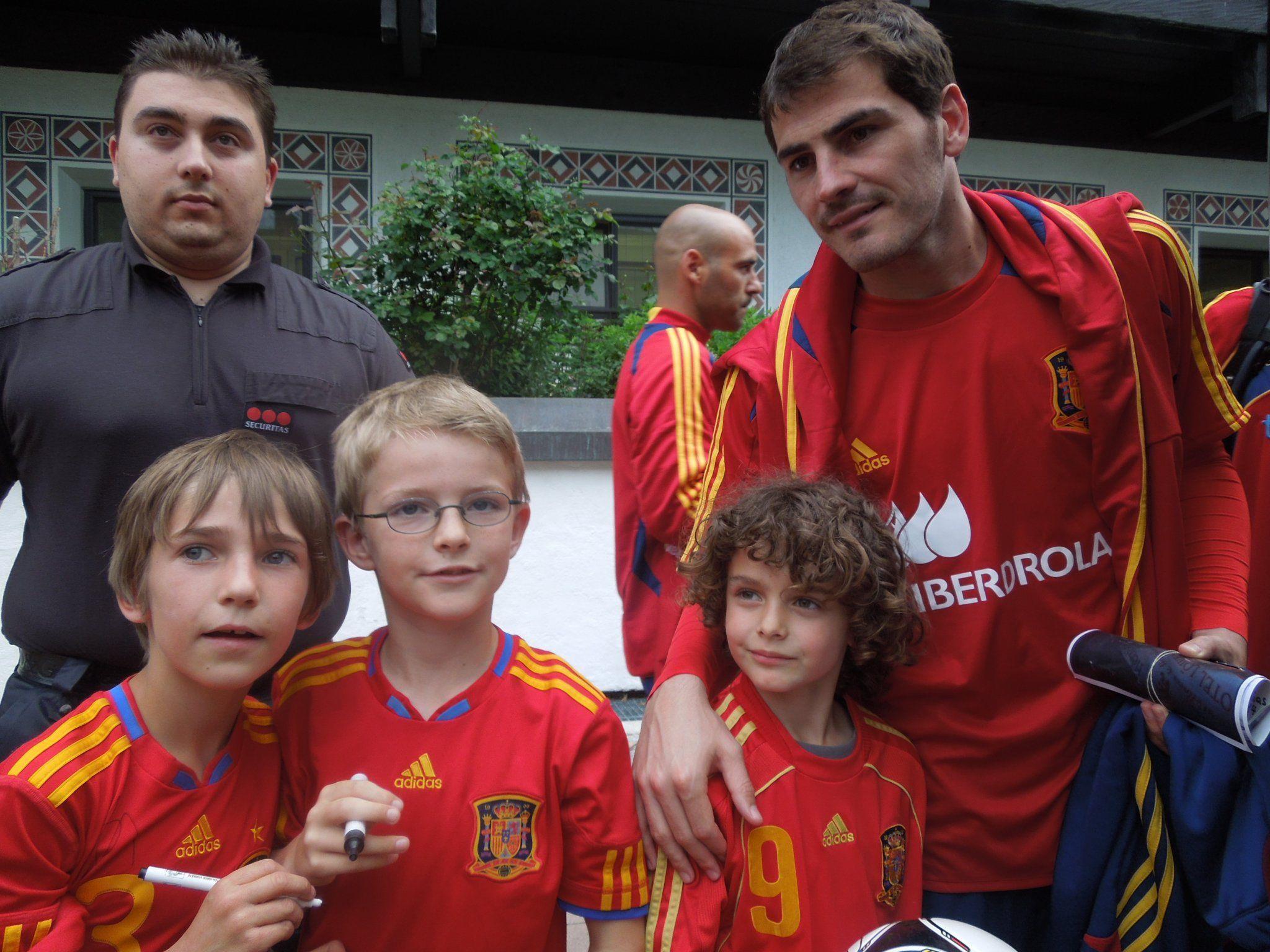 Die Kinderreporter Elijah und Jeremias erlebten die spanischen Fußballstars hautnah.