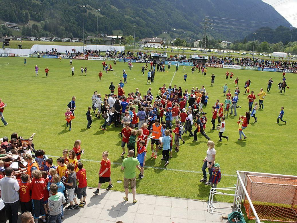 Das Spielfeld im Fußballstadion Aktivpark Montafon wurde nach Trainingsende gestürmt.