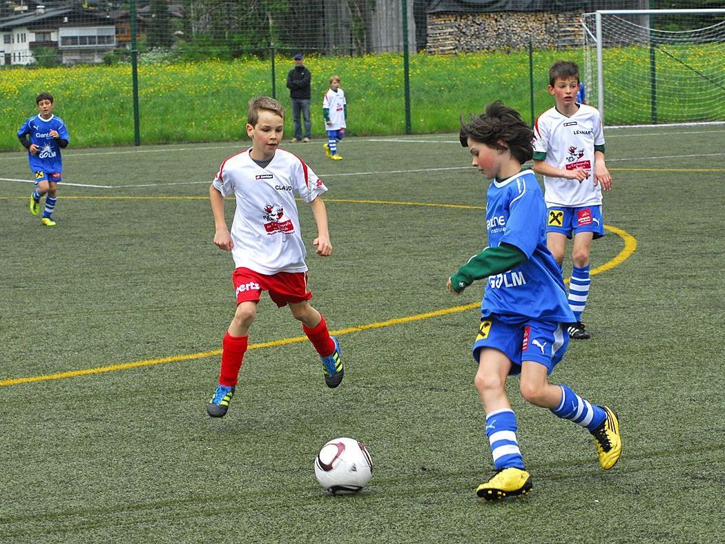 Szene aus dem U12-Spiel SPG Montafon : FC Schwarzach am 12. Mai 2012 im Aktivpark Montafon.