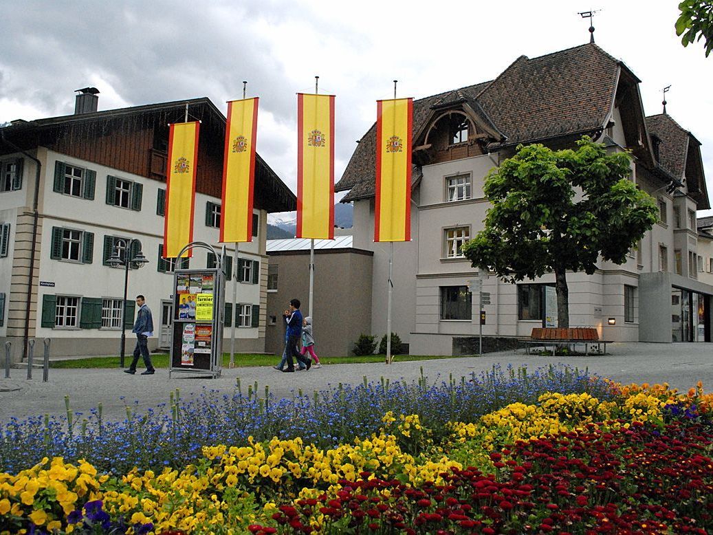 Der Blumenschmuck am Schrunser Kirchplatz harmoniert mit den Flaggen Spaniens perfekt. Der Blumenschmuck am Schrunser Kirchplatz harmoniert mit den Flaggen Spaniens perfekt.
