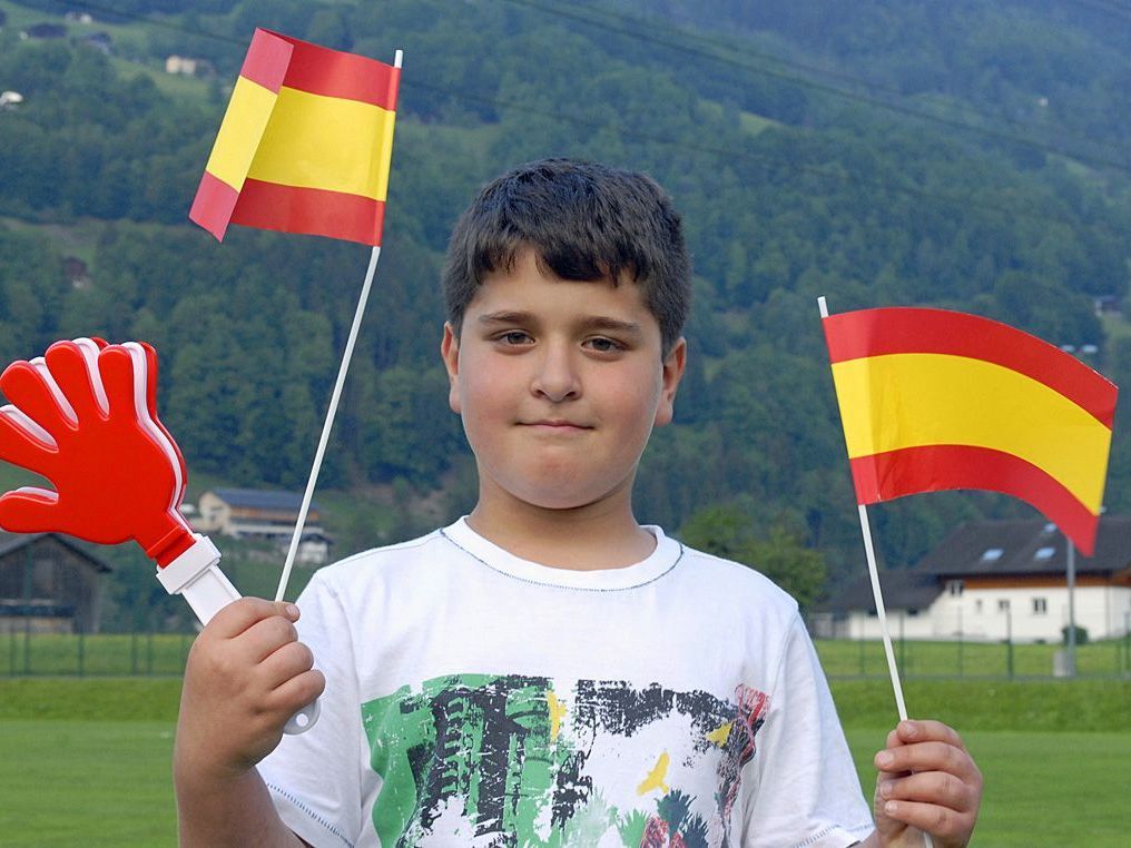 Einer der vielen jungen Sportfreunde, die dem amtierenden Fußball-Weltmeisters beim Training zugesehen haben. Einer der vielen jungen Sportfreunde, die dem amtierenden Fußball-Weltmeisters beim Training zugesehen haben.