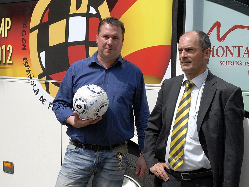 U15-Nachwuchstrainer Alexander Dür vom FC Schwarzach und Martin Schlepp von mbs Verkehr. U15-Nachwuchstrainer Alexander Dür vom FC Schwarzach und Martin Schlepp von mbs Verkehr.