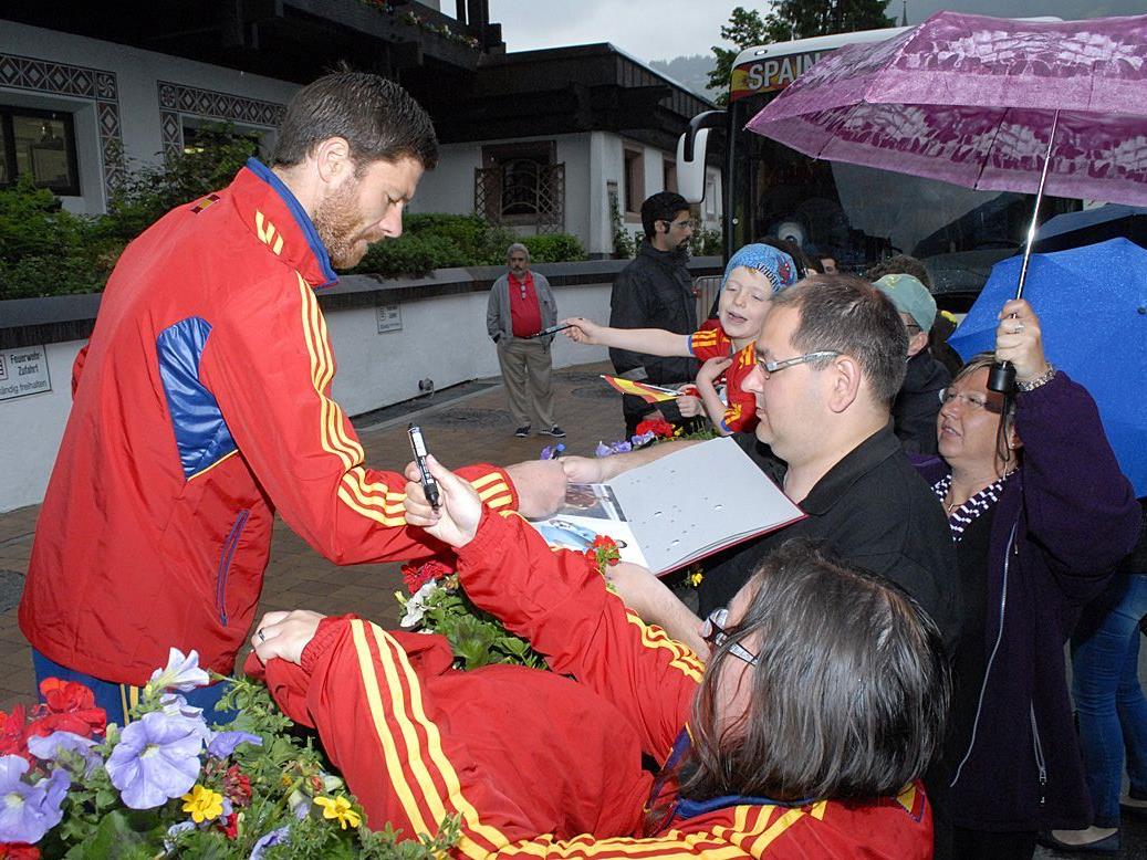 Mehrere Kicker erfüllten direkt vor der Abreise in Schruns ein letztes Mal Autogrammwünsche.