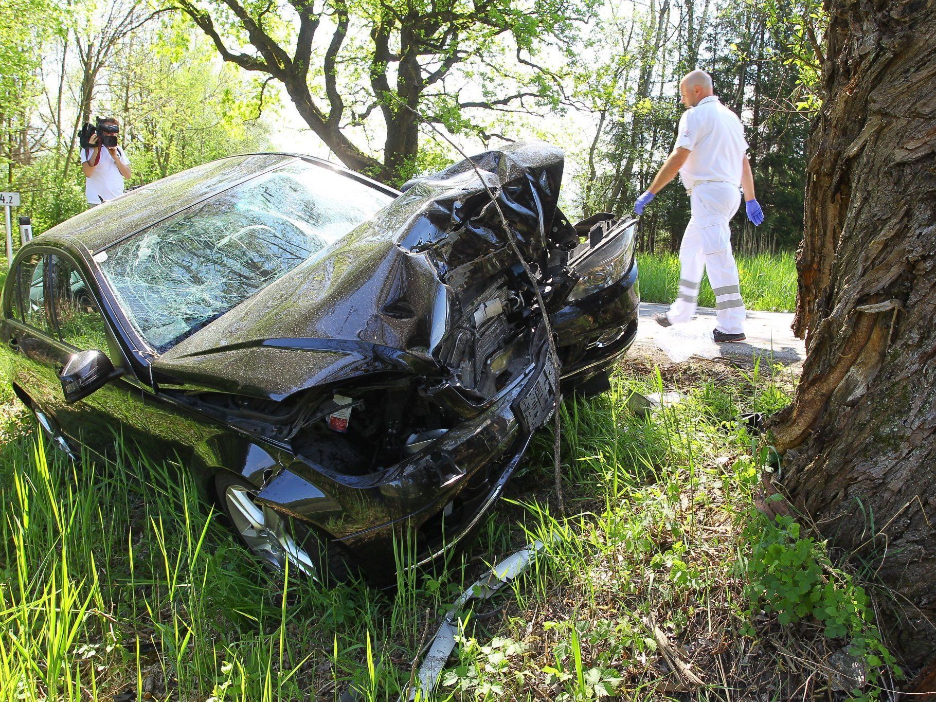 Mit Pkw gegen Baum gekracht. Mit Pkw gegen Baum gekracht.