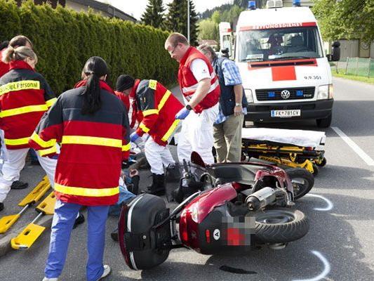 Der 73-jährige Mopedfahrer musste mit verdacht auf Rückenverletzungen ins LKH Feldkirch eingeliefert werden.