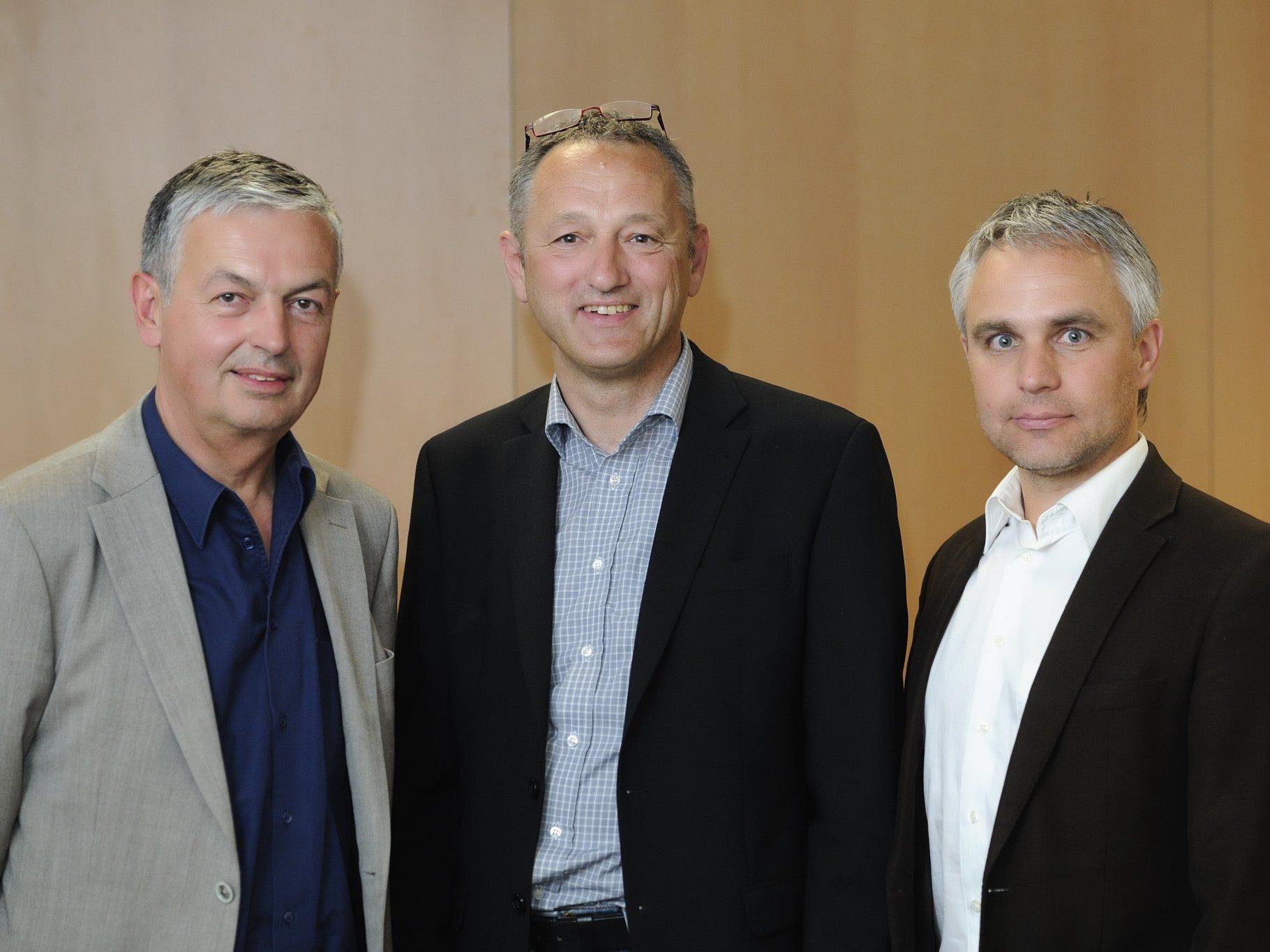 Der neu gewählte Vorstand des Symphonieorchesters Vorarlberg. Präsident Eduard Konzett (Mitte), der in seinem Amt bestätigt wurde und die beiden Vizepräsidenten Peter Schmid (links) und Manfred Schnetzer (rechts).