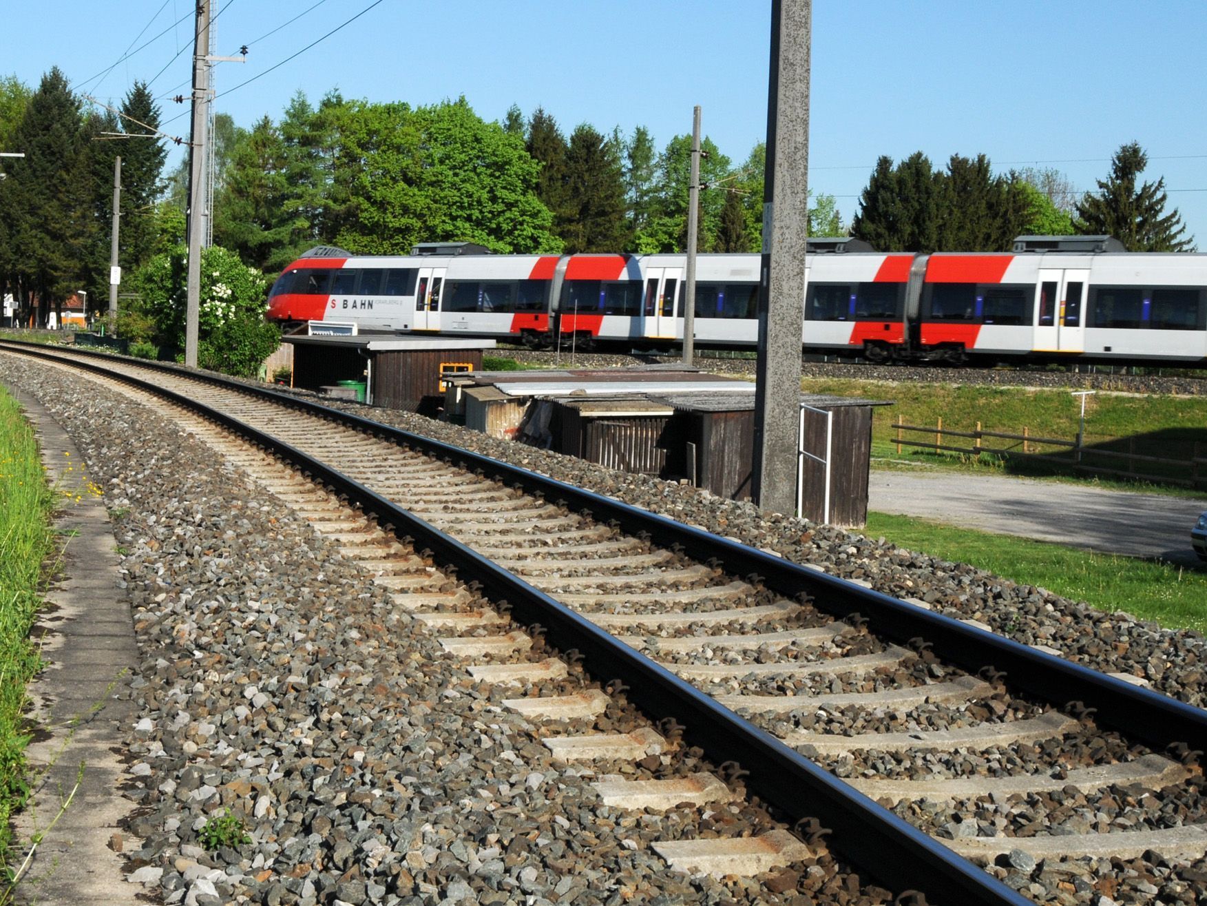 Die S-Bahn fährt von Bregenz Richtung Hard, das Gleis vorne bleibt hingegen meist ungenutzt. Die S-Bahn fährt von Bregenz Richtung Hard, das Gleis vorne bleibt hingegen meist ungenutzt.