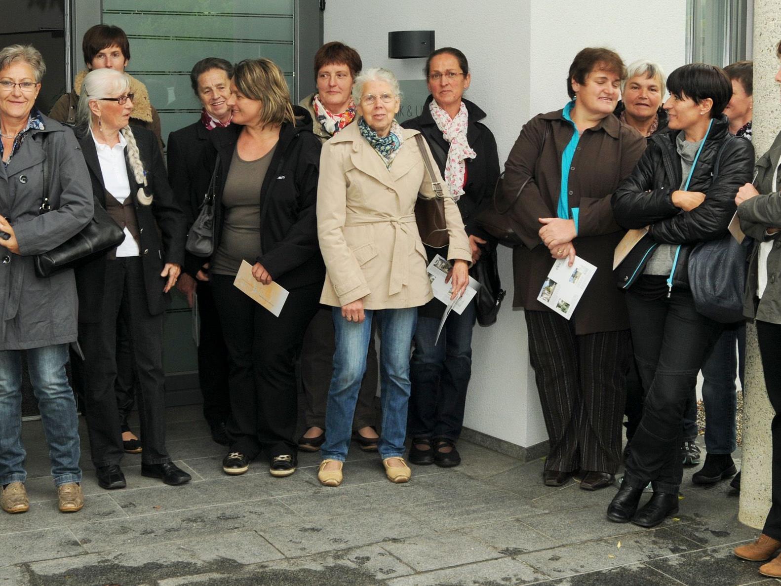 Mitglieder des Frauenbundes Egg besichtigten das Krematorium in Hohenems.