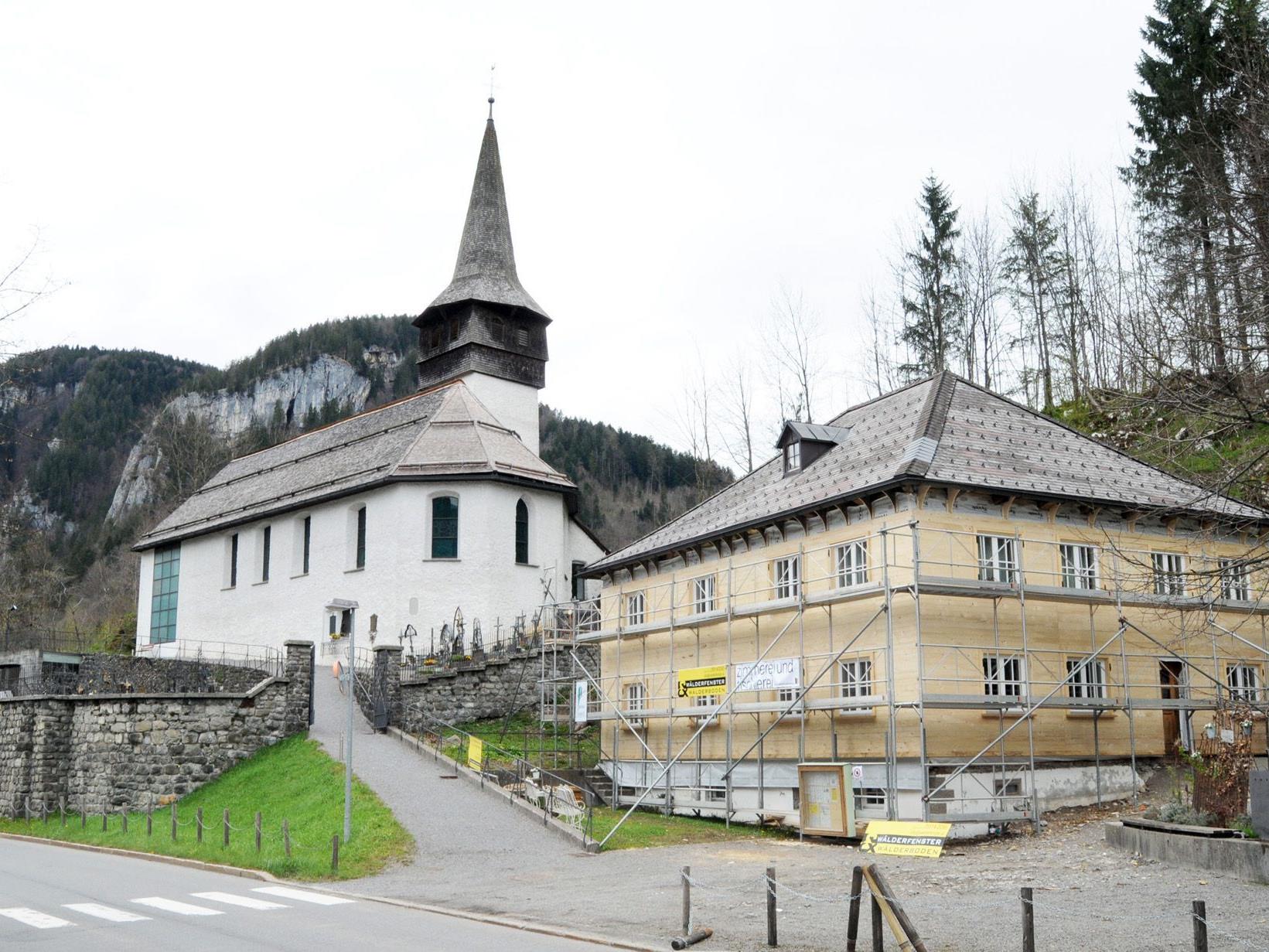 Der Pfarrhof Reuthe wird bereits saniert, auch in der Pfarrkirche sind Arbeiten erforderlich.