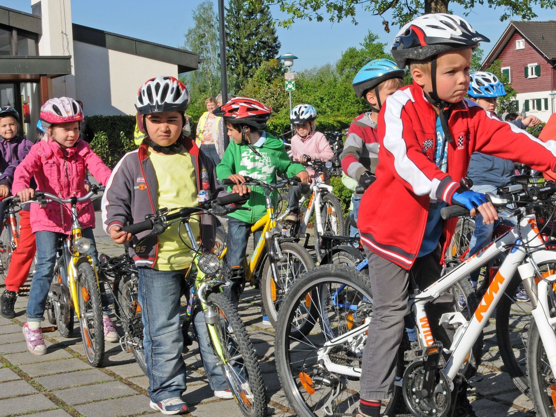 Die Schülerinnen und Schüler der VS Fußach treten an zum Radworkshop der AUVA. Die Schülerinnen und Schüler der VS Fußach treten an zum Radworkshop der AUVA.
