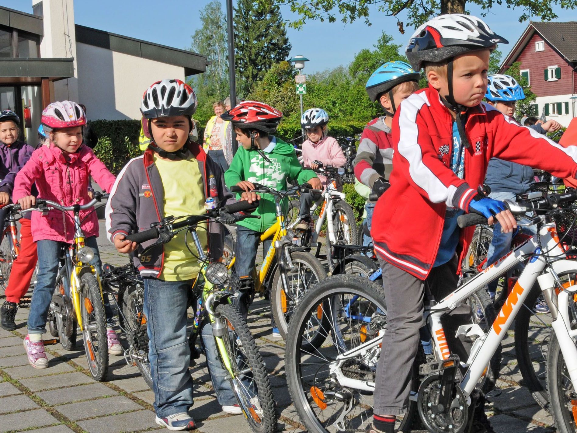 Die Schülerinnen und Schüler der VS Fußach treten an zum Radworkshop der AUVA.