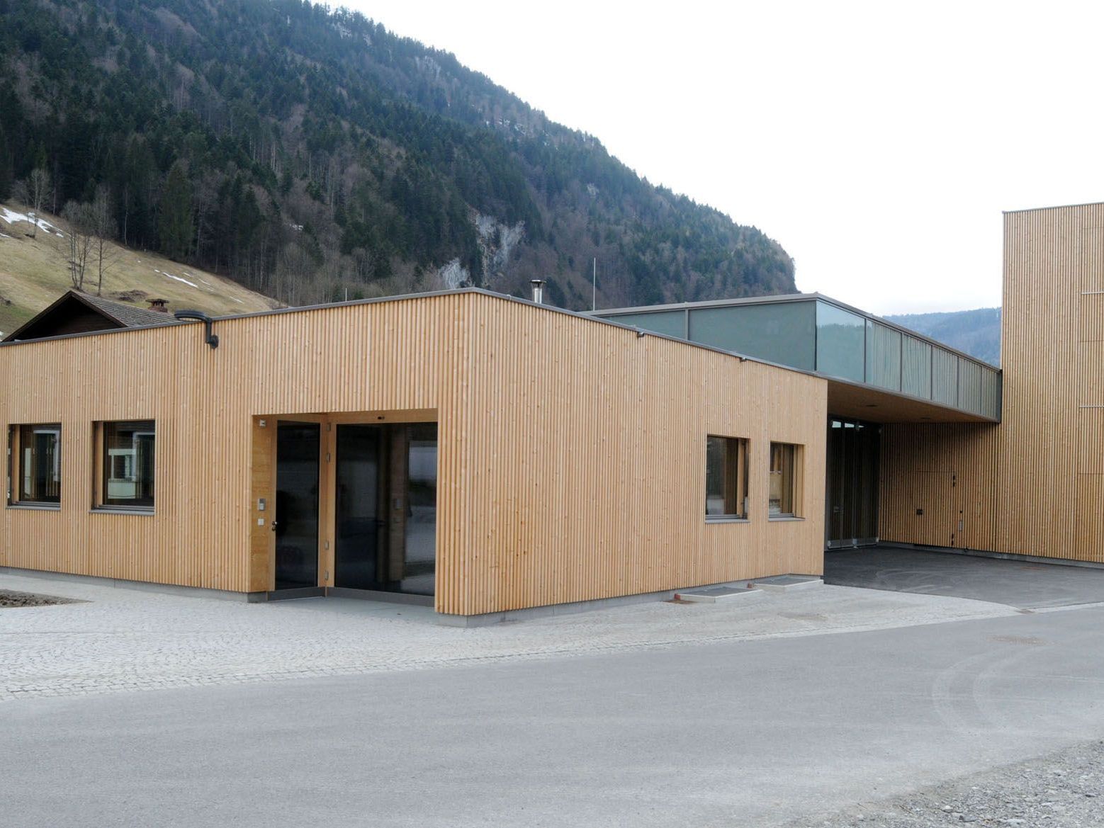 Feierliche Weihe des neuen Feuerwehrgerätehauses in Reuthe am Sonntag, den 6. Mai Feierliche Weihe des neuen Feuerwehrgerätehauses in Reuthe am Sonntag, den 6. Mai