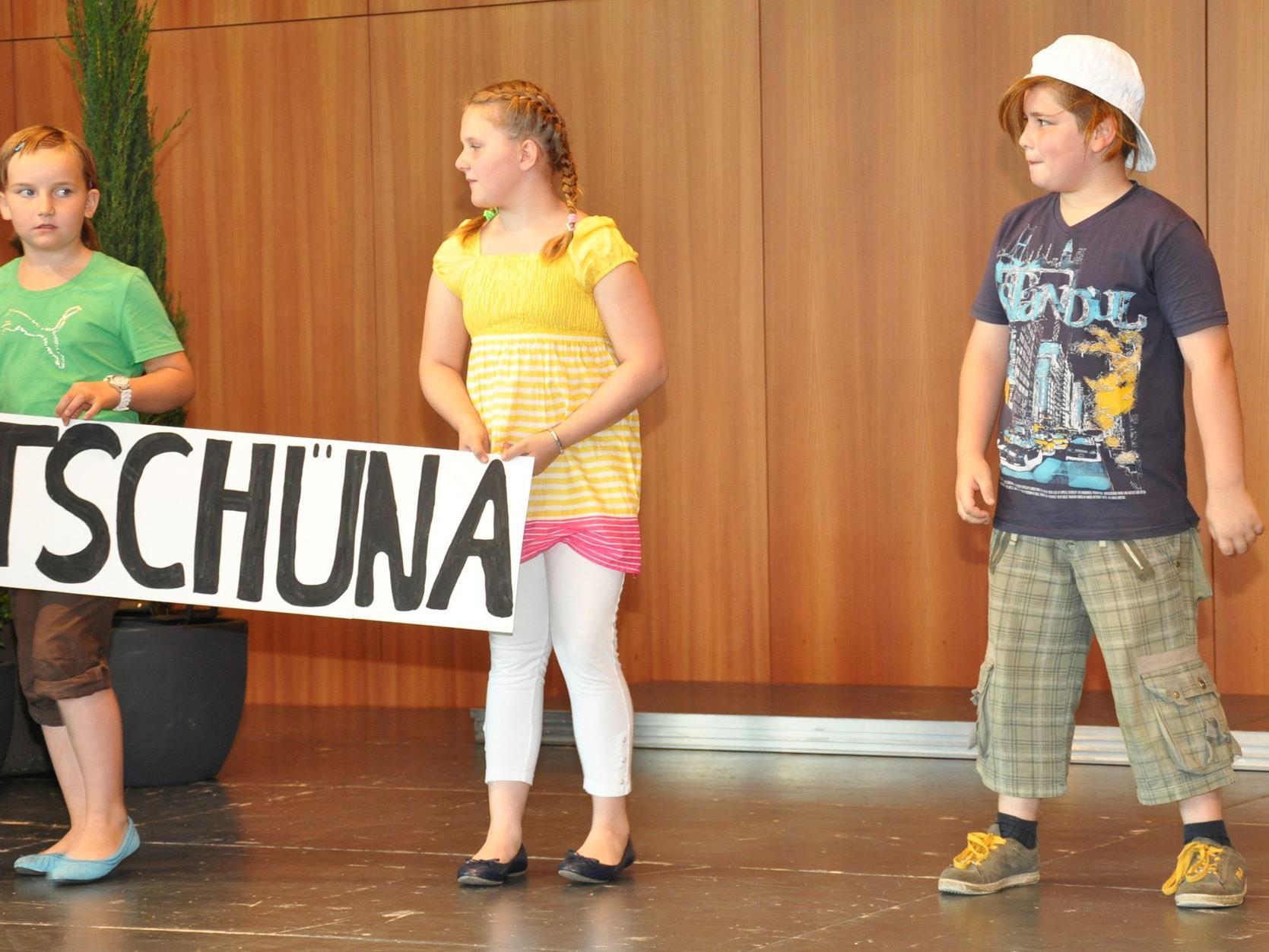 Mundartausdrücke, präsentiert von Volksschülern. ,,Tschüna", so heißt der Haarschlurf in die Stirn.