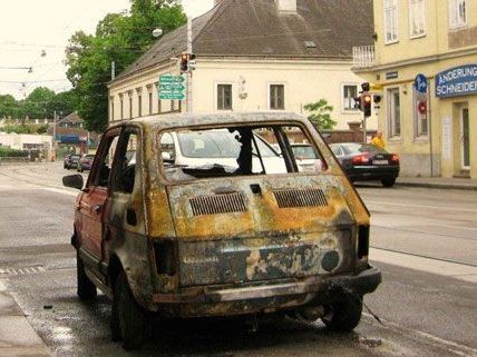 Der Wagen hatte aufgrund eines technischen Fehlers zum Brennen begonnen. Der Wagen hatte aufgrund eines technischen Fehlers zum Brennen begonnen.
