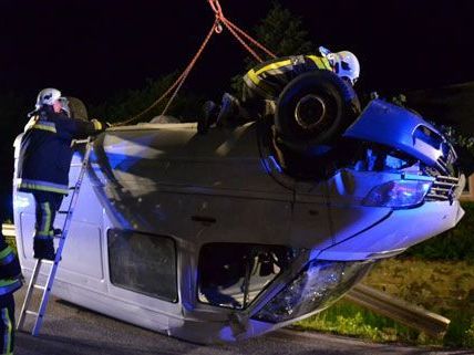 Die Lenkerin konnte sich nach dem Unfall aus dem Kleinbus befreien, der später mittels Kran aus dem Bachbett geborgen wurde. Die Lenkerin konnte sich nach dem Unfall aus dem Kleinbus befreien, der später mittels Kran aus dem Bachbett geborgen wurde.