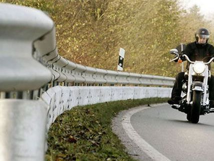 Der Motorradlenker erlitt schwere Verletzungen. Der Motorradlenker erlitt schwere Verletzungen.