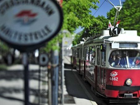 Am 2. Juni kommt es wegen Straßenfesten zu Sperren und Einschränkungen im Öffi-Verkehr. Am 2. Juni kommt es wegen Straßenfesten zu Sperren und Einschränkungen im Öffi-Verkehr.