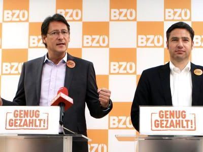 BZÖ-Bündnisobmann Josef Bucher (l) und Bündniskoordinator Markus Fauland während einer PK zur Ausweitung der Ladenöffnungszeiten am Dienstag, 1. Mai 2012 in Wien. BZÖ-Bündnisobmann Josef Bucher (l) und Bündniskoordinator Markus Fauland während einer PK zur Ausweitung der Ladenöffnungszeiten am Dienstag, 1. Mai 2012 in Wien.