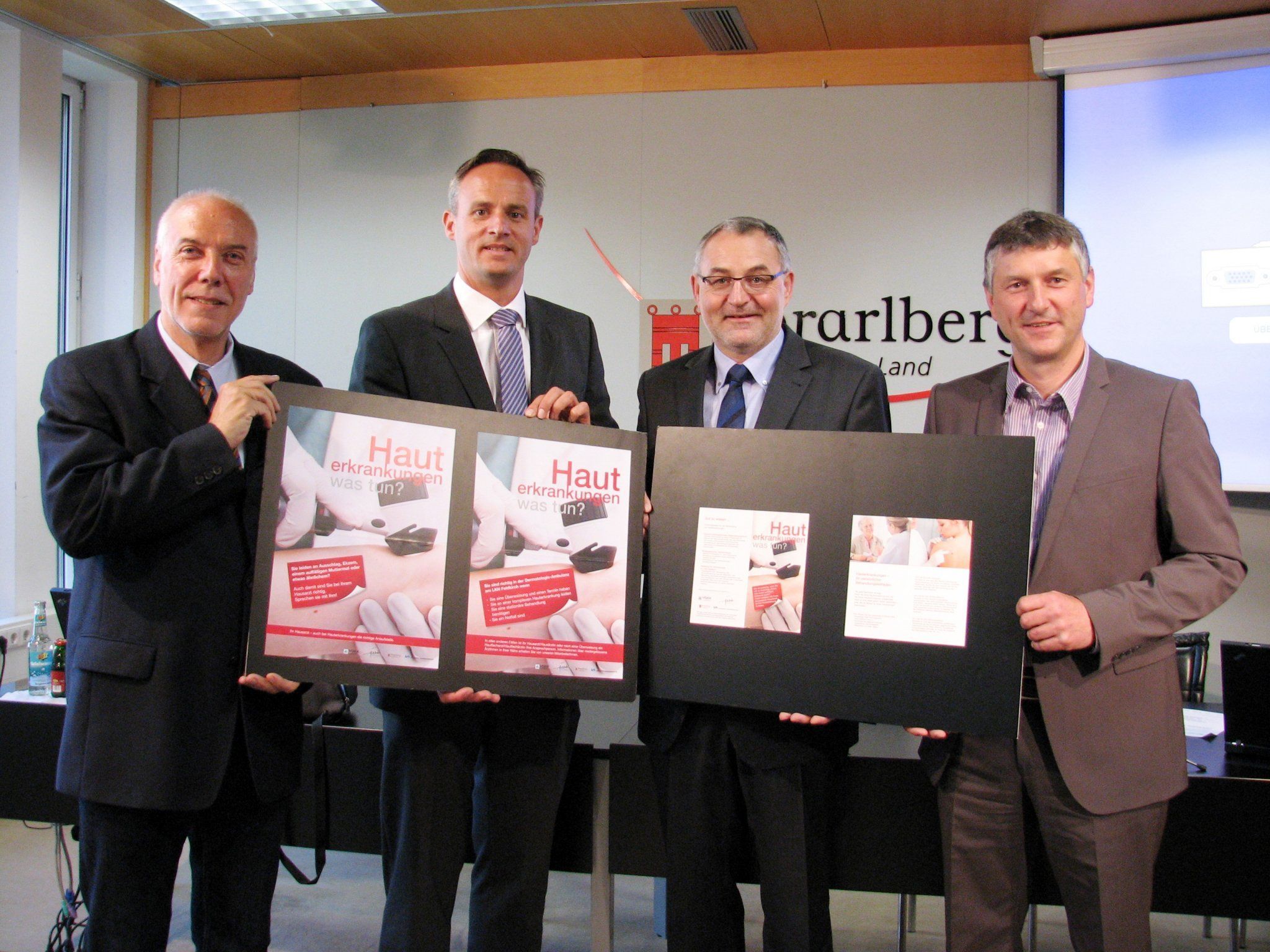 Ärztesprecher Harald Schlocker, KHBG-Geschäftsführer Hornung, Landesrat Gögele und GKK-Obmann Brunner präsentierten die Gesundheitsinitiative Dermatologie Ärztesprecher Harald Schlocker, KHBG-Geschäftsführer Hornung, Landesrat Gögele und GKK-Obmann Brunner präsentierten die Gesundheitsinitiative Dermatologie