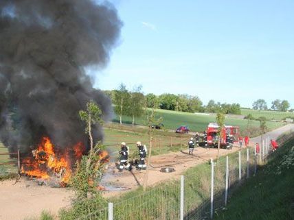 Wie durch ein Wunder wurde der Fahrzeuglenker bei dem Unfall auf der S3 nur leicht verletzt. Wie durch ein Wunder wurde der Fahrzeuglenker bei dem Unfall auf der S3 nur leicht verletzt.
