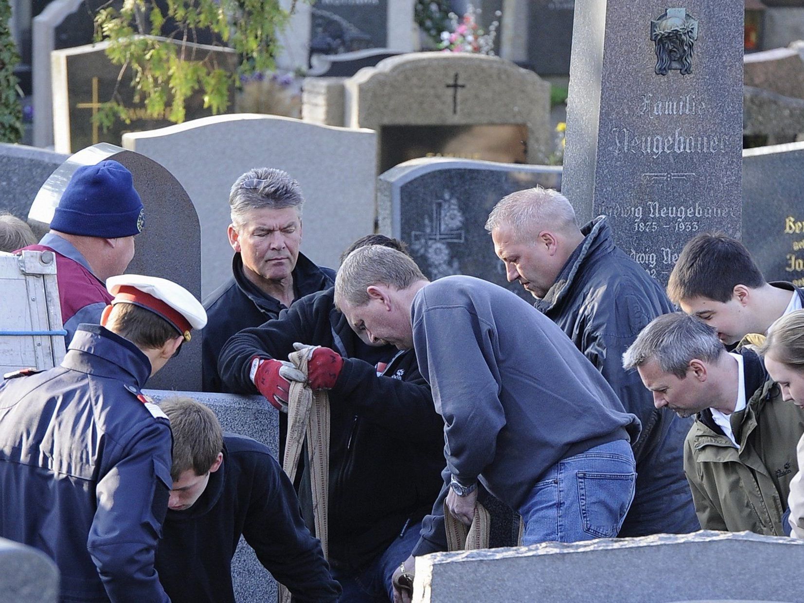 Die Exhumierung eines möglichen Opfers im Fall der ungeklärten Todesfälle. Die Exhumierung eines möglichen Opfers im Fall der ungeklärten Todesfälle.