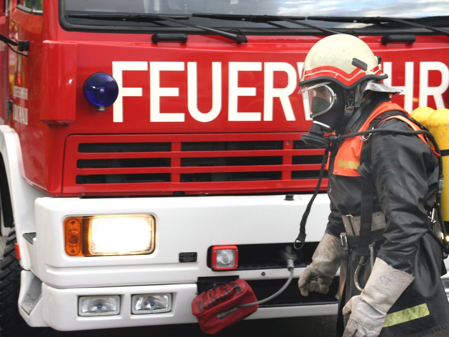 Mit schwerem Schutzanzug musste die Feuerwehr beim Chloraustritt in Traiskirchen eingreifen