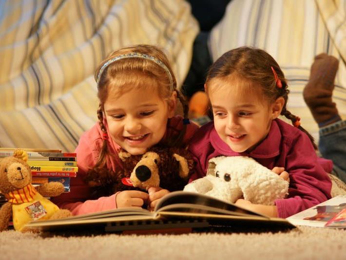 Auch die Jüngsten sind auf der „Buch am Bach“ herzlich willkommen. Das Angebot schließt Kindergärten mit ein. Auch die Jüngsten sind auf der „Buch am Bach“ herzlich willkommen. Das Angebot schließt Kindergärten mit ein.