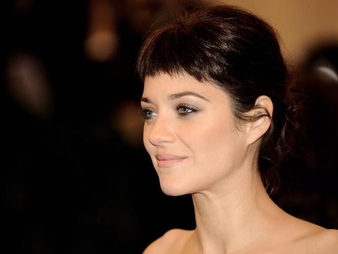 Marion Cotillard mimt in The Dark Knight Rises eine Geschäftsfrau. Marion Cotillard mimt in The Dark Knight Rises eine Geschäftsfrau.