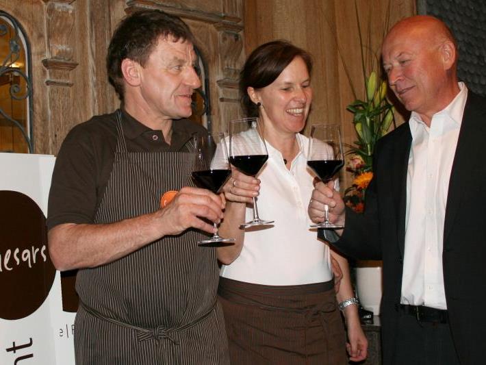 Bürgermeister Reinhard Dür heißt seinen ehemaligen Schulkollegen Cäsar mit Gattin Brigitte im Café willkommen.