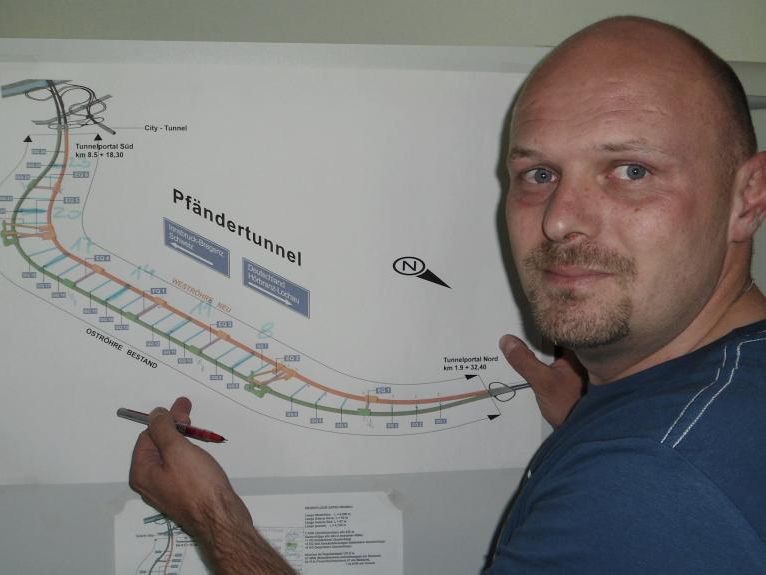 Anhand des schematischen Plans erläutert Bauleiter Steinhauser im VN-Gespräch den Stand der Dinge und die weiteren Schritte. Anhand des schematischen Plans erläutert Bauleiter Steinhauser im VN-Gespräch den Stand der Dinge und die weiteren Schritte.