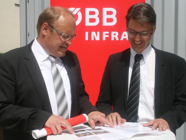 Neo-Gemeinderat Stöckler (im Gespräch mit Bürgermeister Rhomberg) hatte bei der Bahn-Info seinen ersten großen öffentlichen Auftritt. Neo-Gemeinderat Stöckler (im Gespräch mit Bürgermeister Rhomberg) hatte bei der Bahn-Info seinen ersten großen öffentlichen Auftritt.
