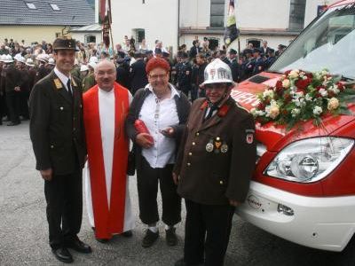 Bezirksfeuerwehrinspektor Herbert Österle, Pfarrer Trentinaglia, Vize-Bgm. Heidegger und Kommandant Moosbrugger bei der Fahrzeugweihe. Bezirksfeuerwehrinspektor Herbert Österle, Pfarrer Trentinaglia, Vize-Bgm. Heidegger und Kommandant Moosbrugger bei der Fahrzeugweihe.