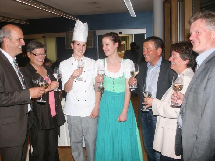 Dir. Kappaurer und Bgm. Wicke (l.) sowie (v. r.:) Bgm. Schwarz, Bgm. Handler und Gatte Lois im Gespräch mit Daniela Kopf (Köchin) und Jaqueline Schneider. Dir. Kappaurer und Bgm. Wicke (l.) sowie (v. r.:) Bgm. Schwarz, Bgm. Handler und Gatte Lois im Gespräch mit Daniela Kopf (Köchin) und Jaqueline Schneider.