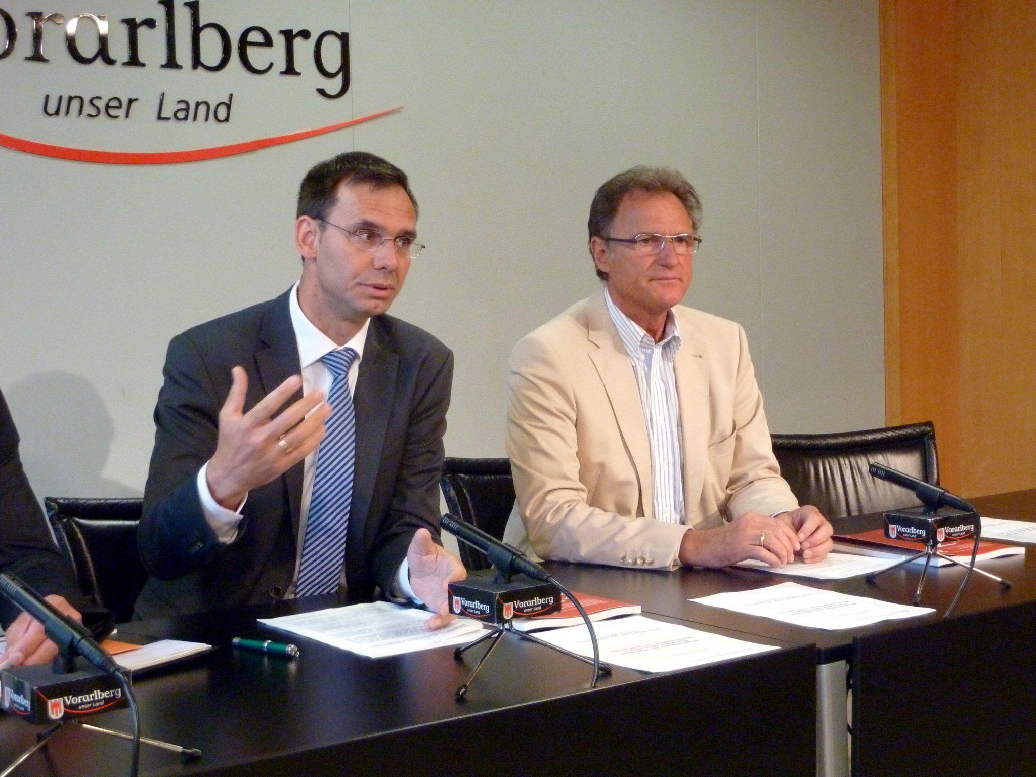 LH Wallner und WK-Präsident Rein präsentierten das neu überarbeitete Vergabehandbuch