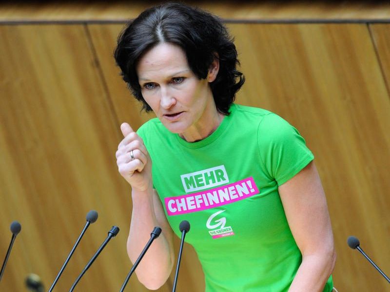 Glawischnig fordert in Linz je eine Öko- und eine Bildungsmilliarde Glawischnig fordert in Linz je eine Öko- und eine Bildungsmilliarde