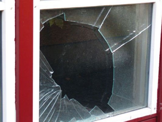 Unbekannte Täter beschädigten zahlreiche Verglasungen. Unbekannte Täter beschädigten zahlreiche Verglasungen.