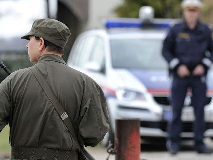 Zu zwei Jahren Haft ist am Mittwoch ein ehemaliger Grenzwächter aus Ungarn verurteilt worden. Zu zwei Jahren Haft ist am Mittwoch ein ehemaliger Grenzwächter aus Ungarn verurteilt worden.