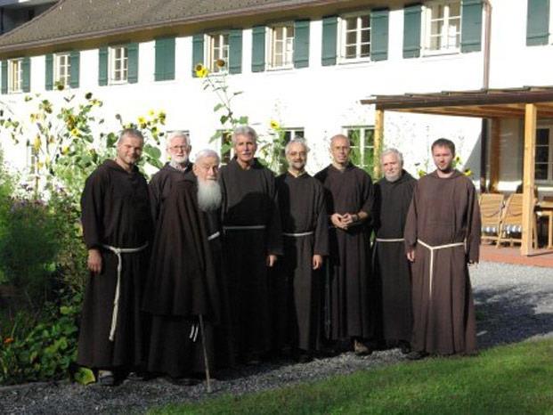 Die Feldkircher Kapuzinerbrüder im Klostergarten mit Bruder Guardian Franz (4. von rechts)