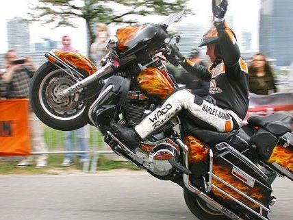 Chrom, Leder und röhrende Motoren: Die Vienna Harley Days 2012 waren für Teilnehmer und Zuschauer gleichermaßen ein Genuss. Chrom, Leder und röhrende Motoren: Die Vienna Harley Days 2012 waren für Teilnehmer und Zuschauer gleichermaßen ein Genuss.