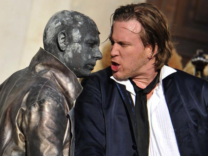 Die Life-Ball-Moderatoren, hier noch auf der Bühne: Nicholas Ofczarek, rechts, als "Jedermann" und Ben Becker als "Tod". Die Life-Ball-Moderatoren, hier noch auf der Bühne: Nicholas Ofczarek, rechts, als "Jedermann" und Ben Becker als "Tod".