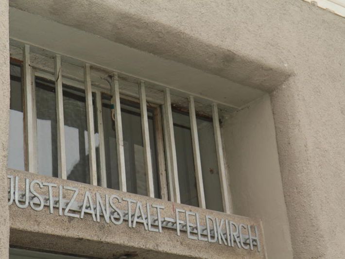 57-jährige mutmaßlicher Betrüger sitzt nun in Untersuchungshaft. 57-jährige mutmaßlicher Betrüger sitzt nun in Untersuchungshaft.